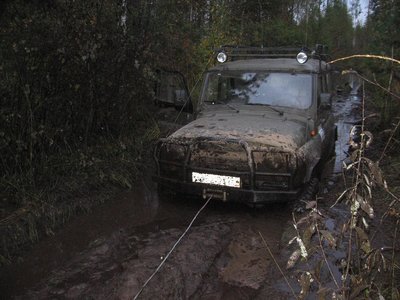 Засел...кое кто колею раскатал..